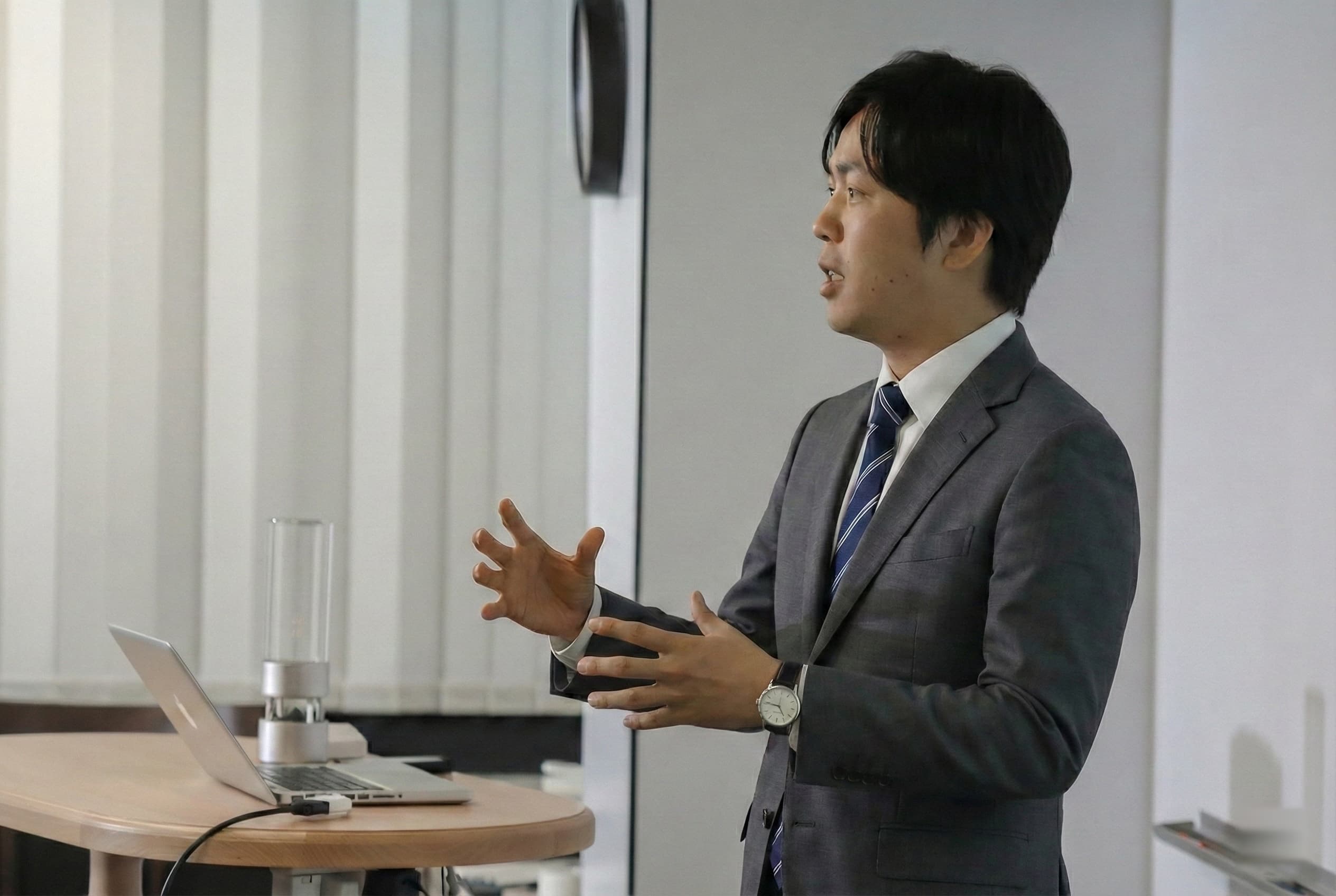 登壇して話す伊藤景司